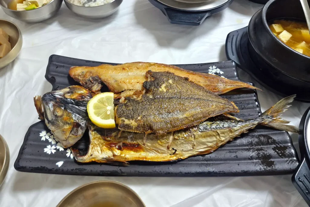 An assorted grilled fish set served at Janghang Gaetbeol Sikdang in Seocheon.